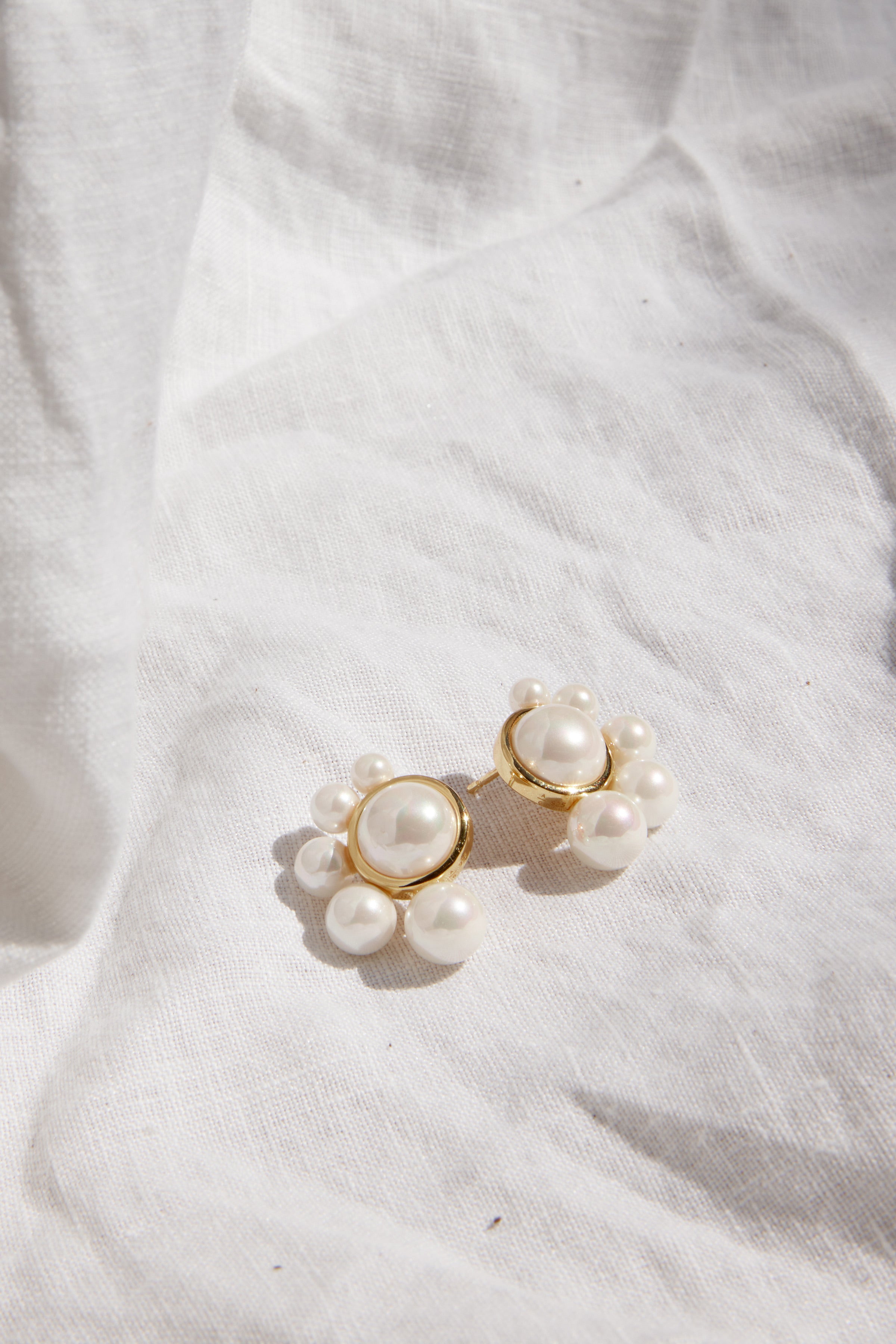 DAKOTA - STATEMENT PEARL STUD WEDDING EARRINGS - GOLD