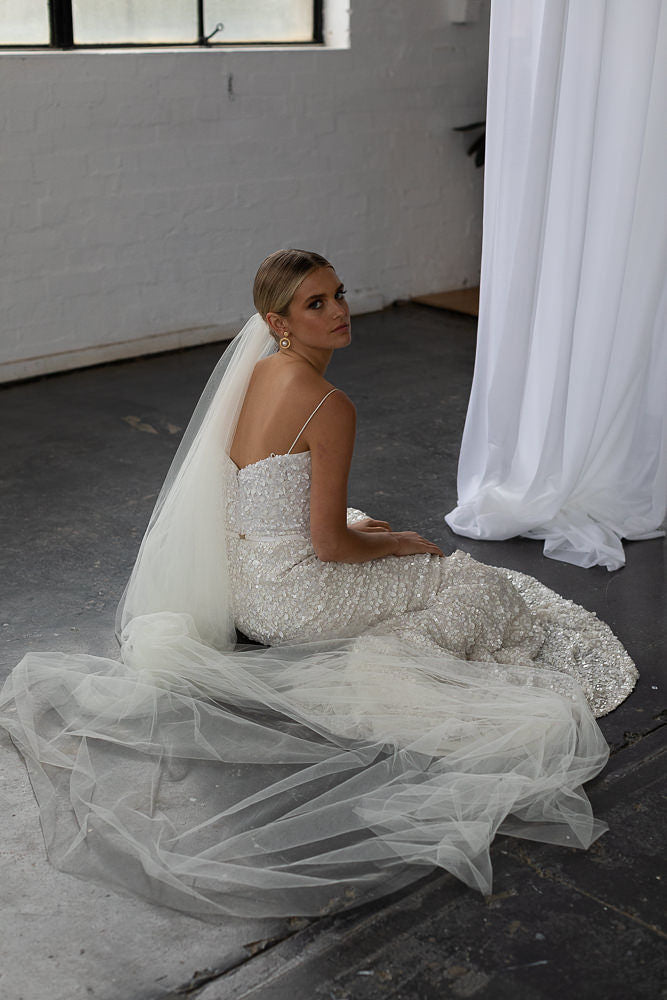 SIMPLE WEDDING VEIL WITH BLUSHER