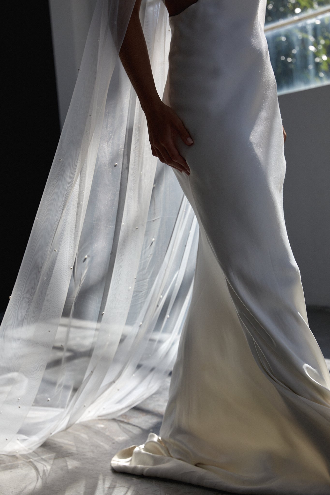 Modern bride styled in a pearl veil – simple and minimalist wedding veil