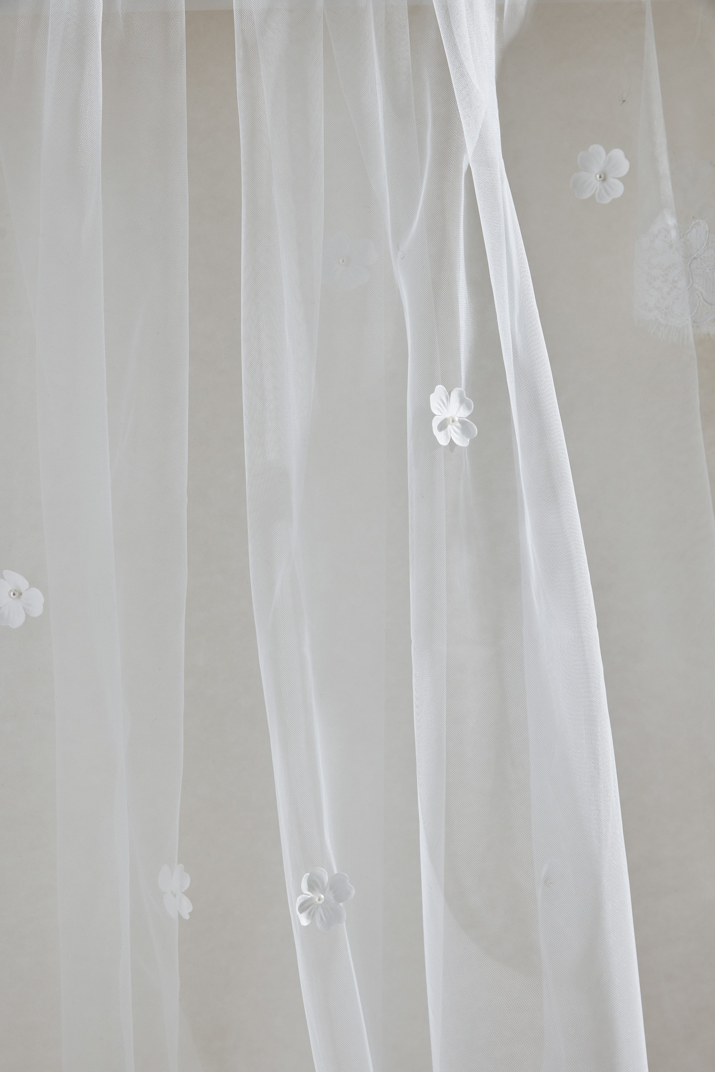 Stunning ivory tulle of flower wedding veil