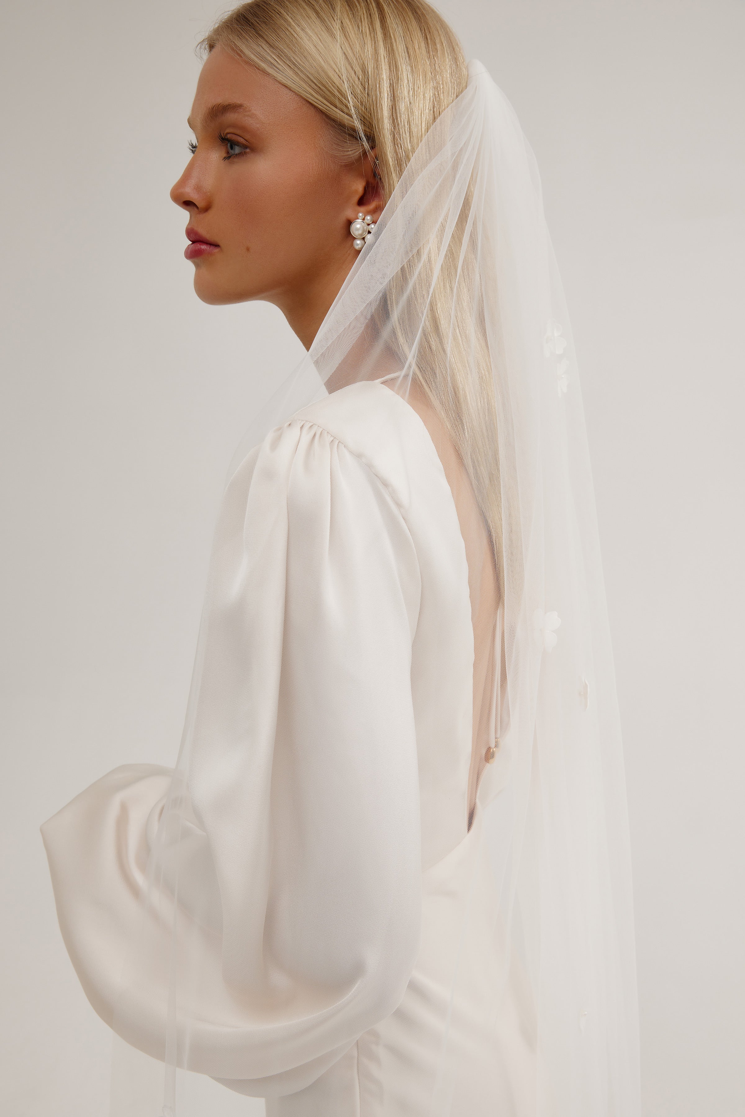 Bridal veil with hand-appliquéd flowers, providing a soft, ethereal look for the modern bride.