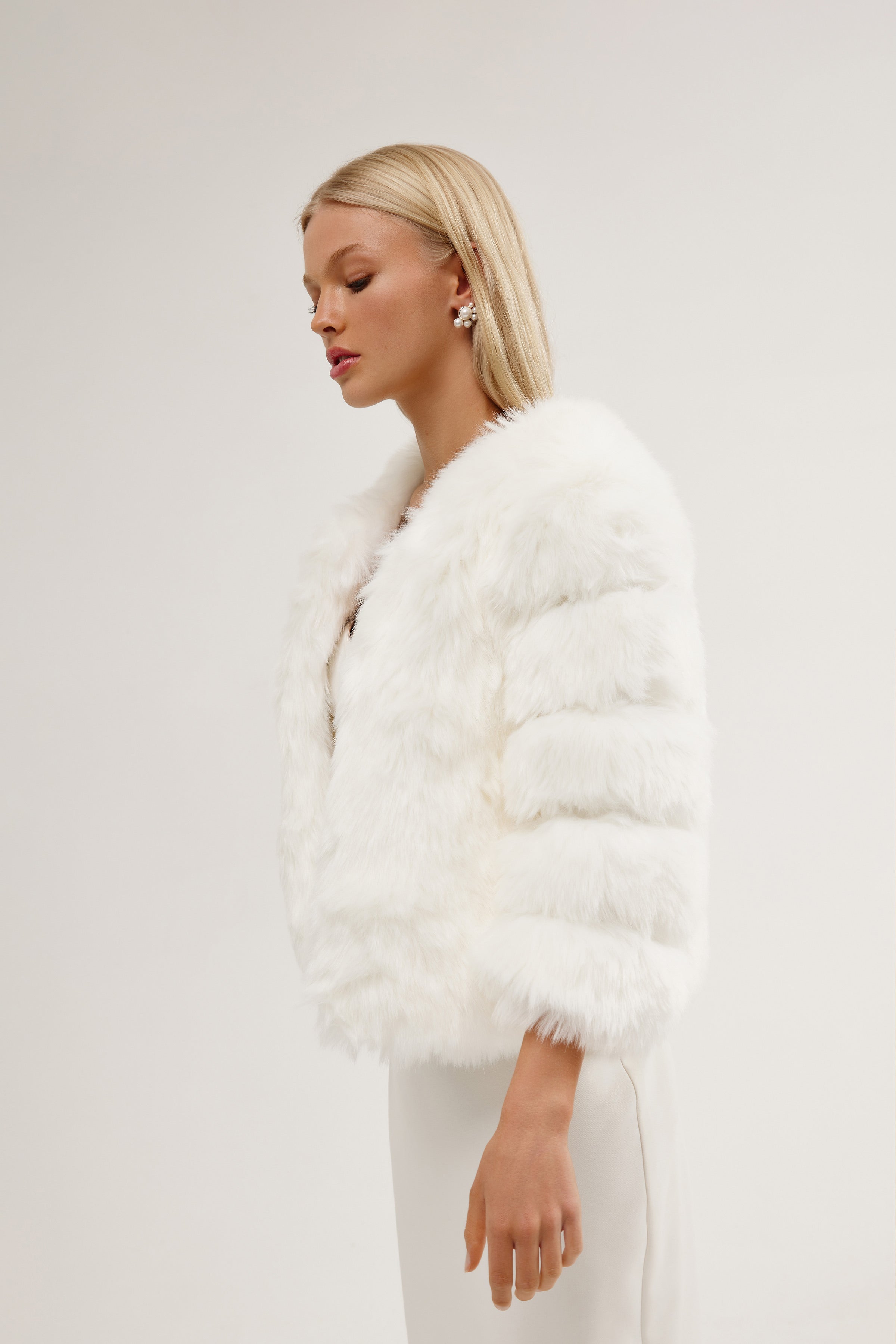 Bride in a stylish bolero jacket made from vegan fur, offering a contemporary twist on bridal fashion.