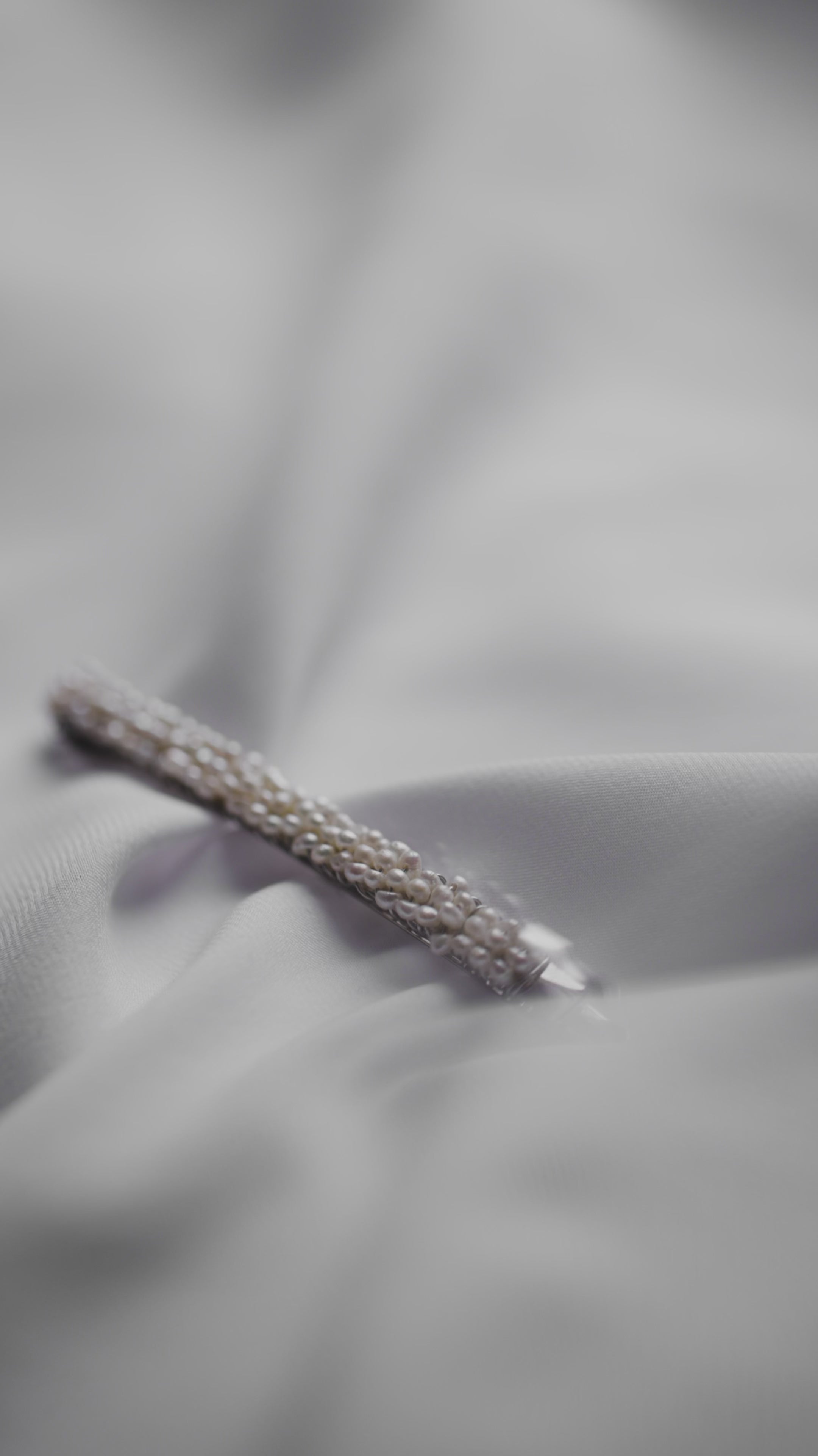 Silver wedding hair clip with pearls, adding a refined and romantic hair decoration for wedding looks.