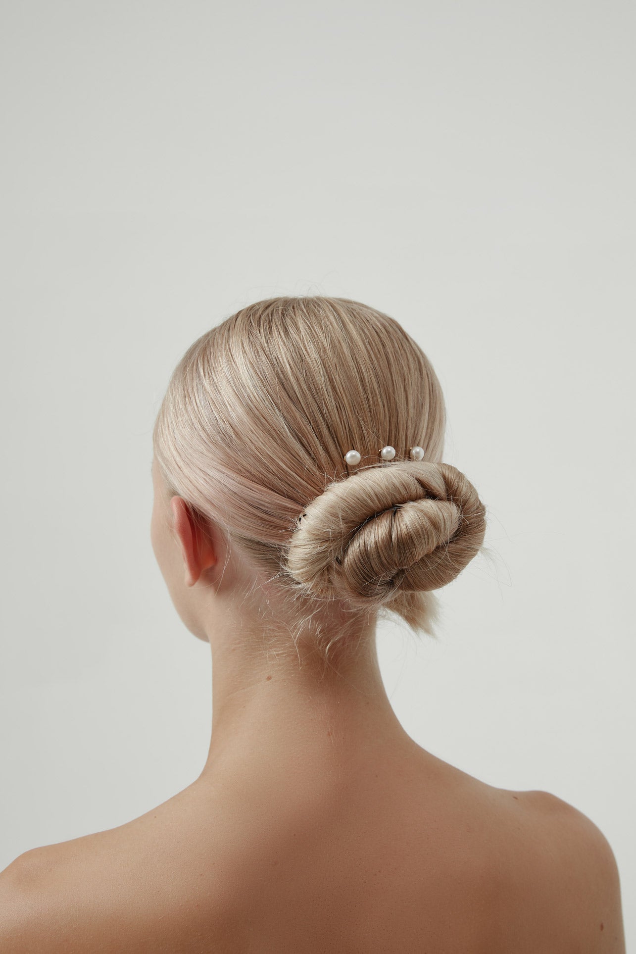 Delicate hair pins for wedding featuring 18k gold and freshwater pearls, ideal for elegant bridal hair.