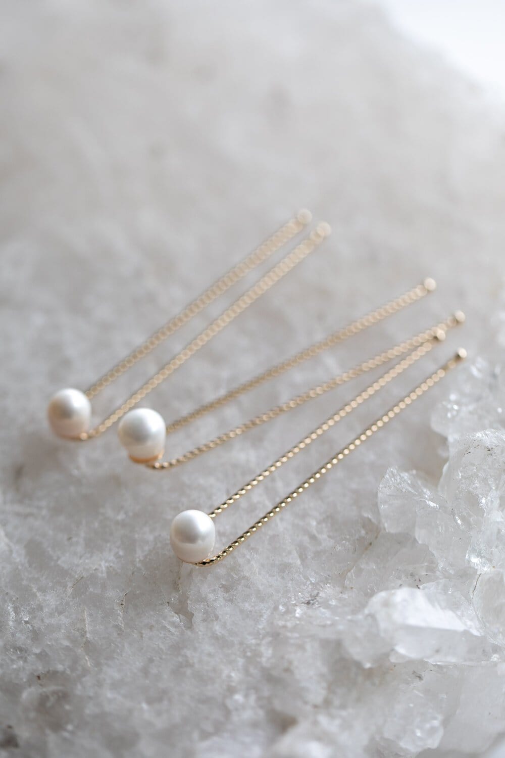 Set of 3 gold hair pins wedding with freshwater pearls, ideal for a refined and timeless bridal look.