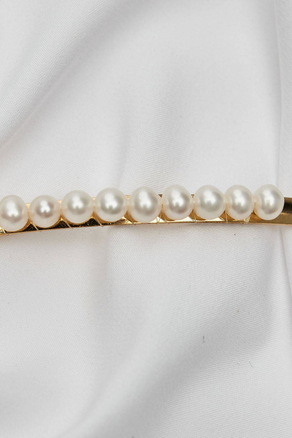 Stunning wedding hair barrette clip in gold, featuring luminous pearls for a refined bridal look.
