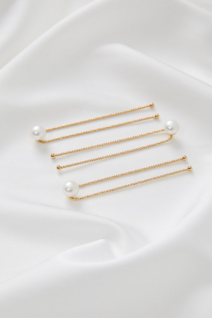 Timeless wedding hair pins gold with delicate pearls, adding sophistication to any bridal look.