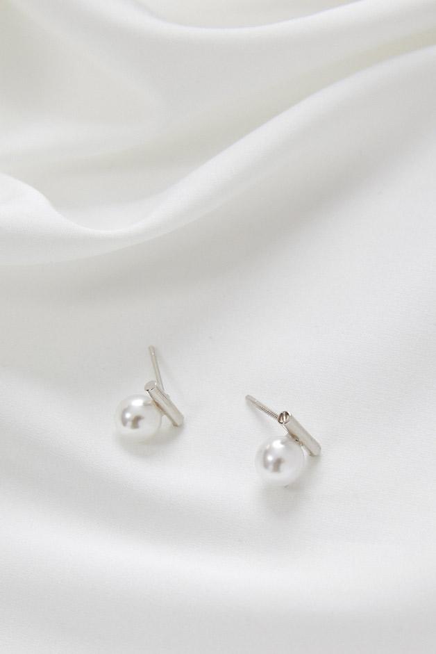 Silver pearl wedding earrings, refined wedding earrings for brides.