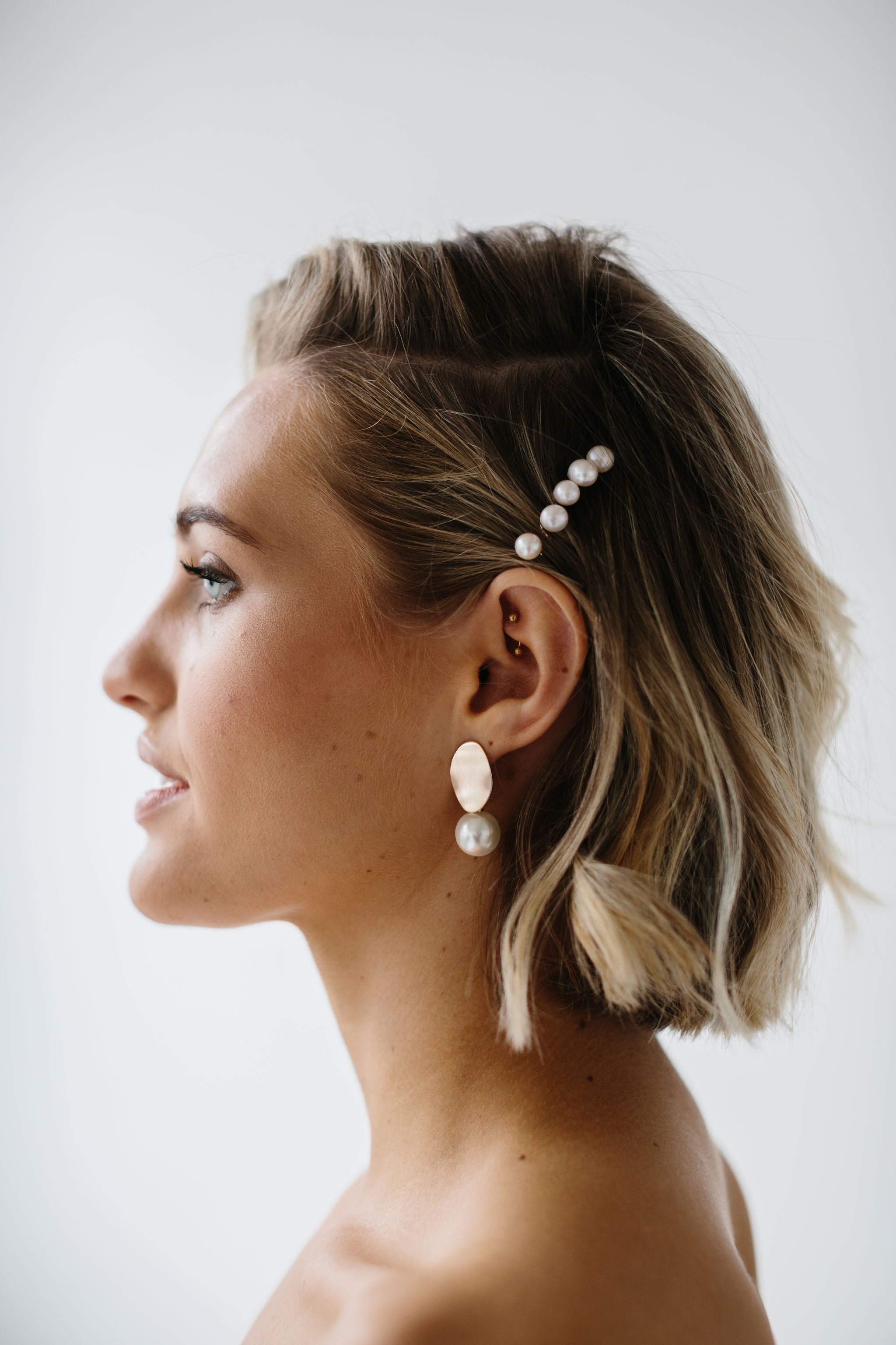 Stunning pearl hair pins for weddings in gold, perfect for adding understated beauty to your wedding hairstyle.