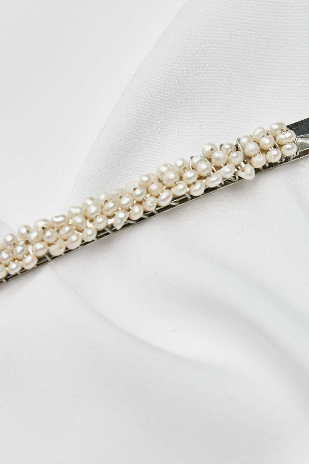 Silver bridal headpiece with pearls, a timeless wedding hair accessory to elevate your bridal hairstyle.
