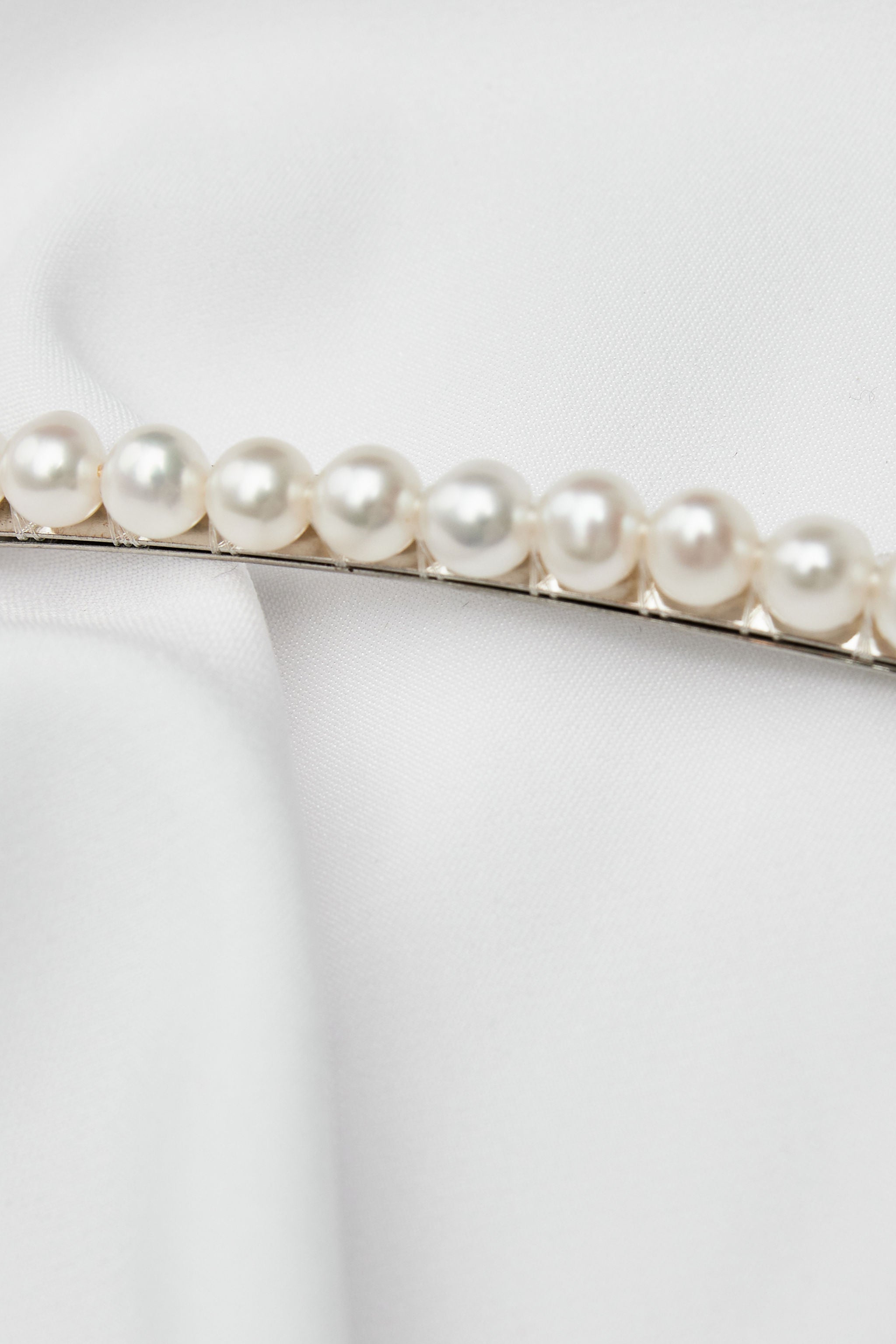 Elegant silver hair clip wedding with pearls, designed to complete your bridal hair accessories.