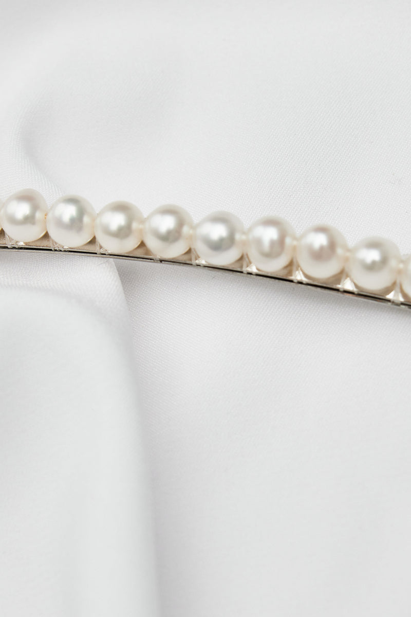 simple yet elegant pearl hair clip for brides silver