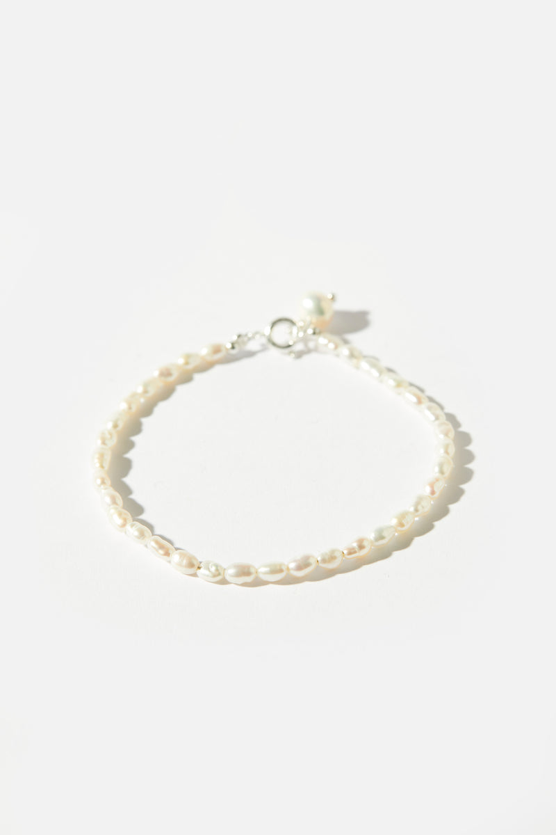 Elegant White Pearl Wedding Bracelet - A Timeless Bridal Jewelry Piece for the Perfect Bride
