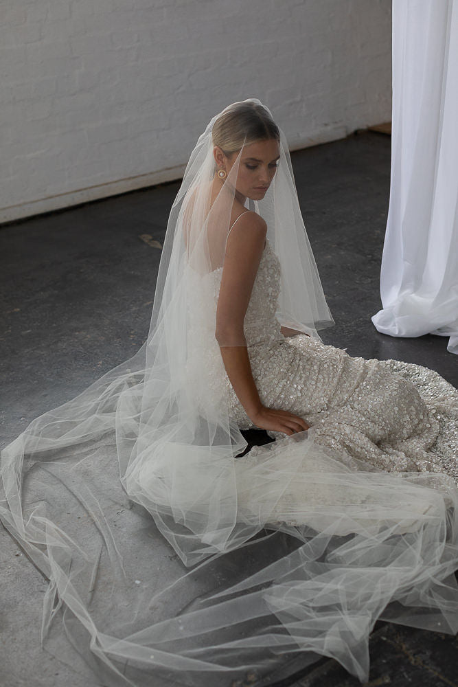 SIMPLE WEDDING VEIL WITH BLUSHER