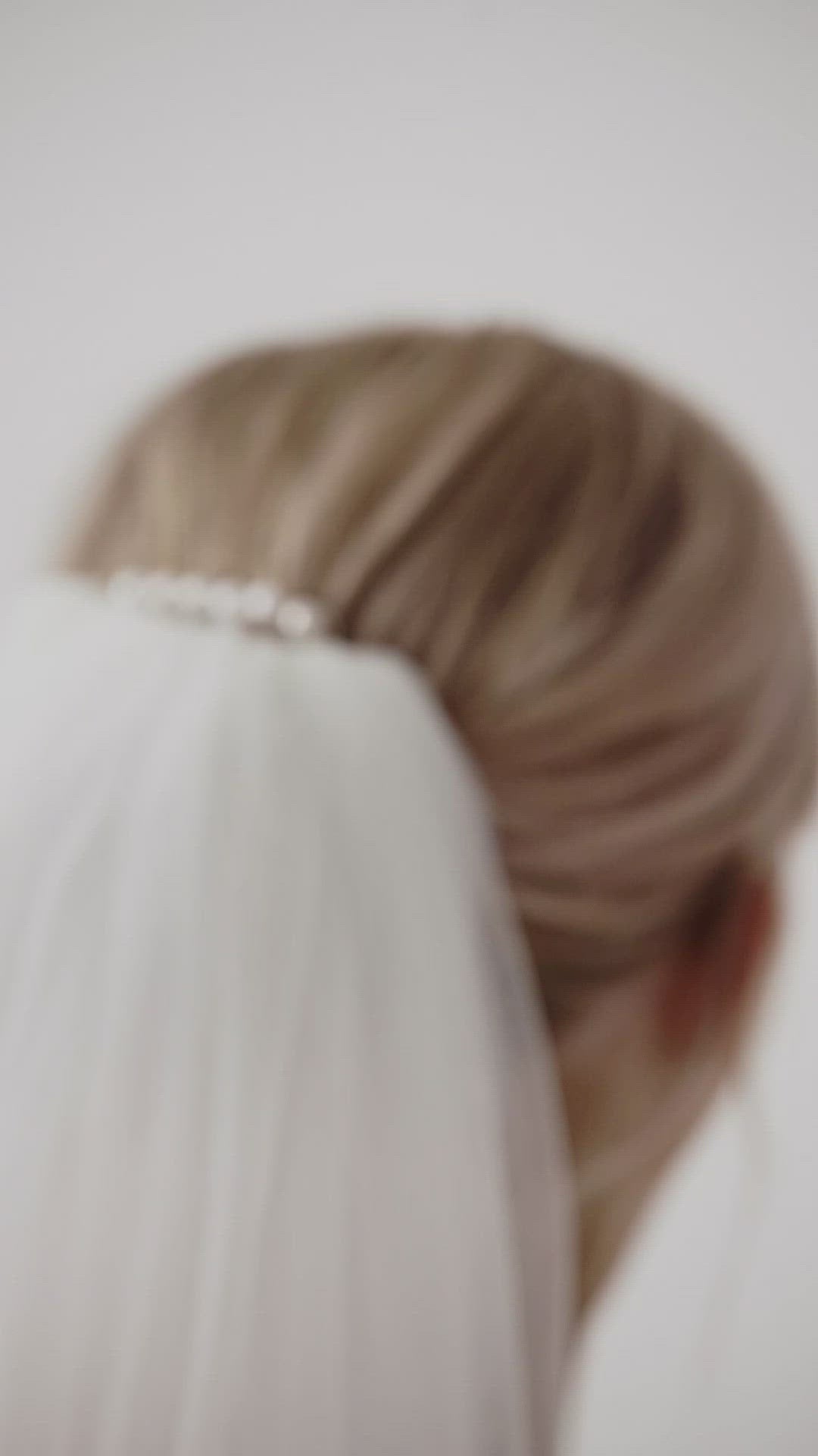 Exquisite hair clip wedding with 18k gold and pearls, perfect for modern brides seeking sophisticated hair accessories.