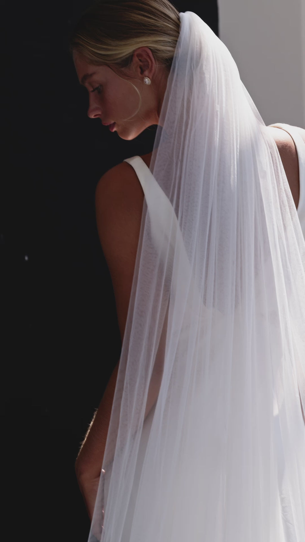 Wedding veil worn by bride to show its light bride simple tulle.