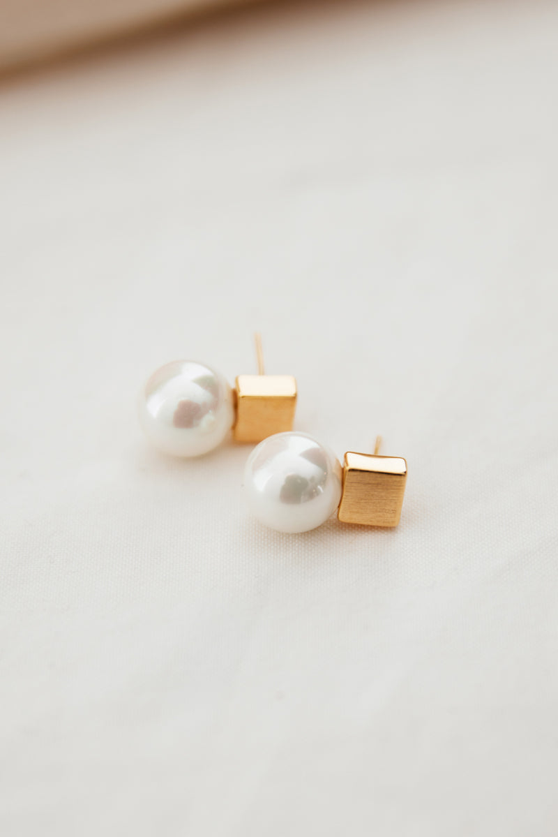Minimal Pearl Earrings to wear with lace wedding dress 