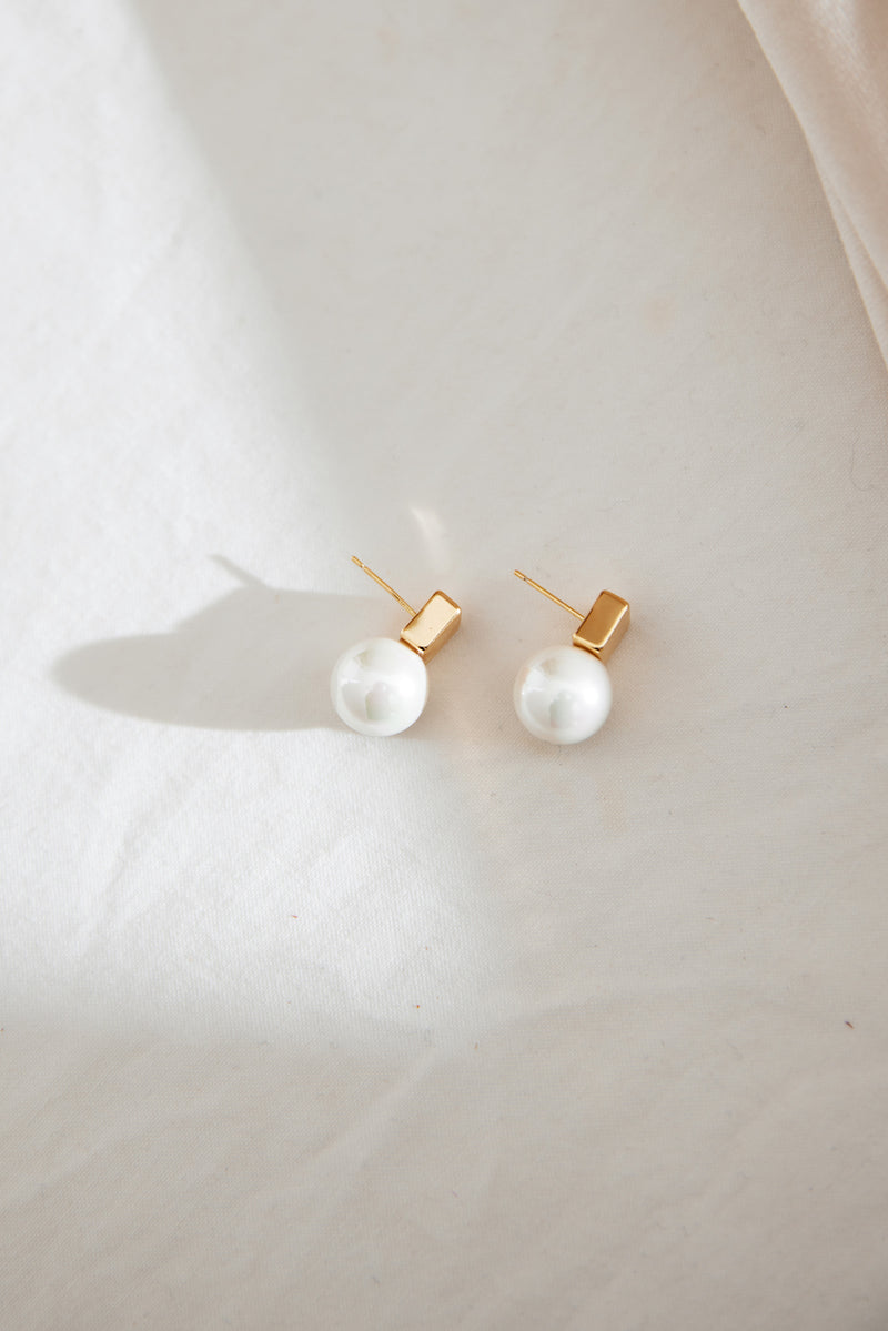 Stud Pearl Earrings to wear with lace wedding dress