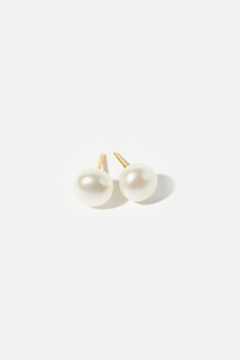 TIA - FRESHWATER BUTTON PEARL STUD EARRINGS - GOLD