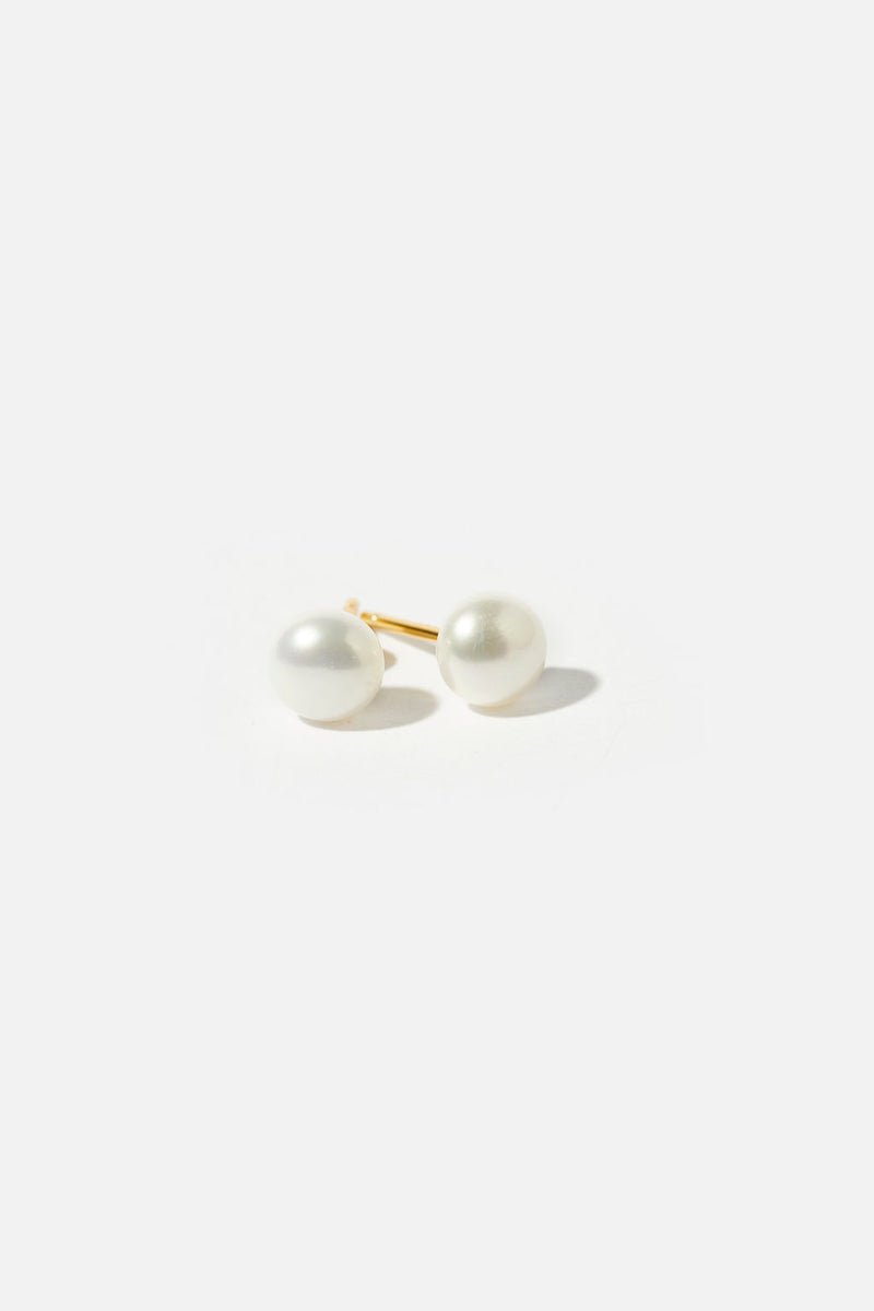 TIA - FRESHWATER BUTTON PEARL STUD EARRINGS - GOLD