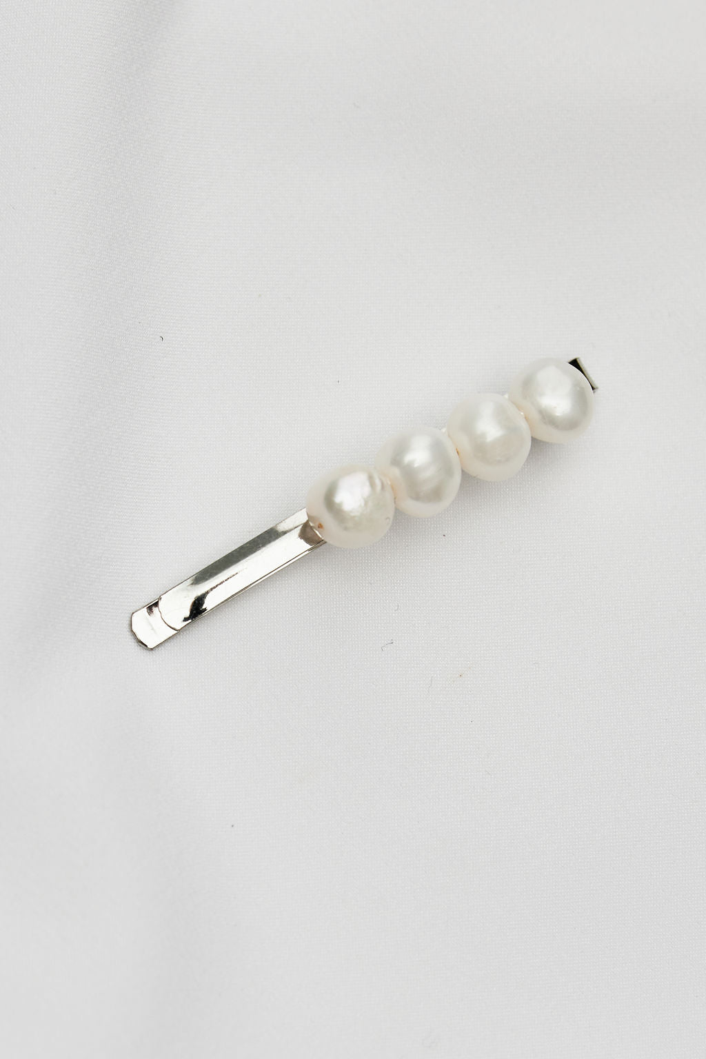 AURORA silver bridal headpiece with freshwater pearls, the ideal wedding hair accessory for a modern and elegant bridal look