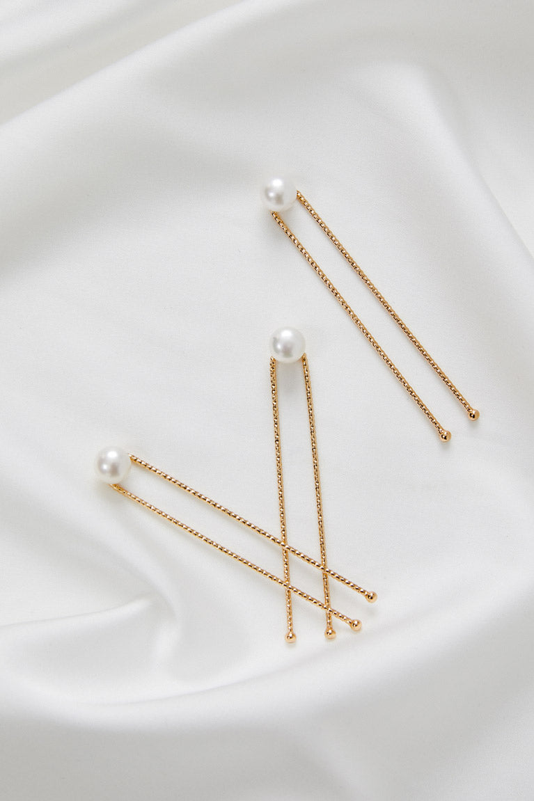 Elegant 18k gold wedding hair pins with freshwater pearls, perfect for bridal hairstyles.