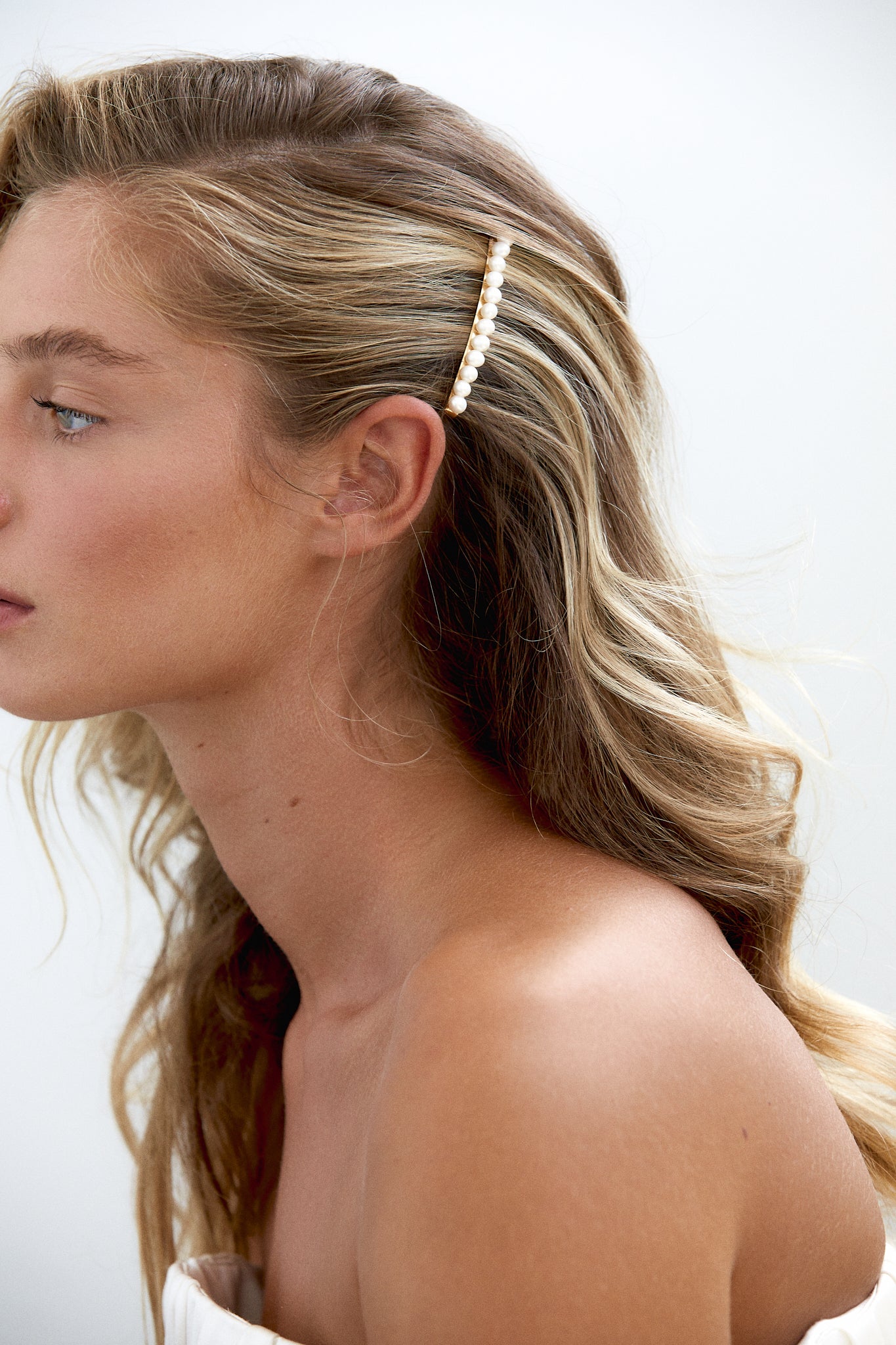 Timeless wedding hair clip with pearls, designed for modern brides seeking sophistication.