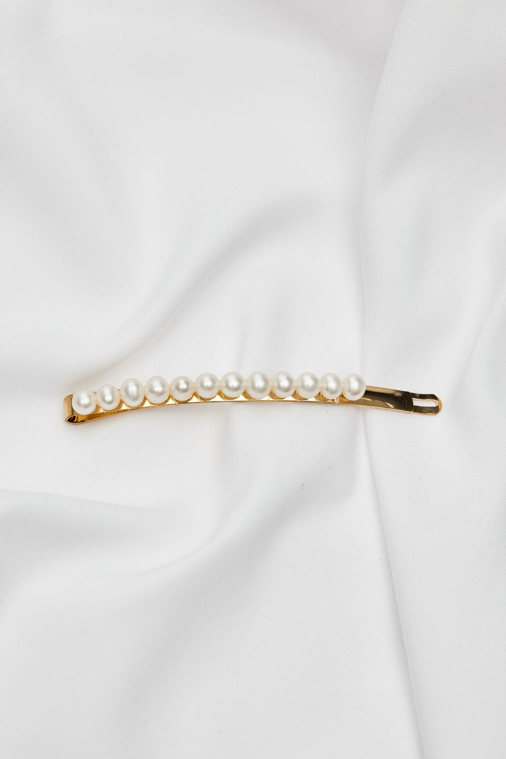 Elegant gold pearl hair clip wedding accessory, perfect for bridal hairstyles.