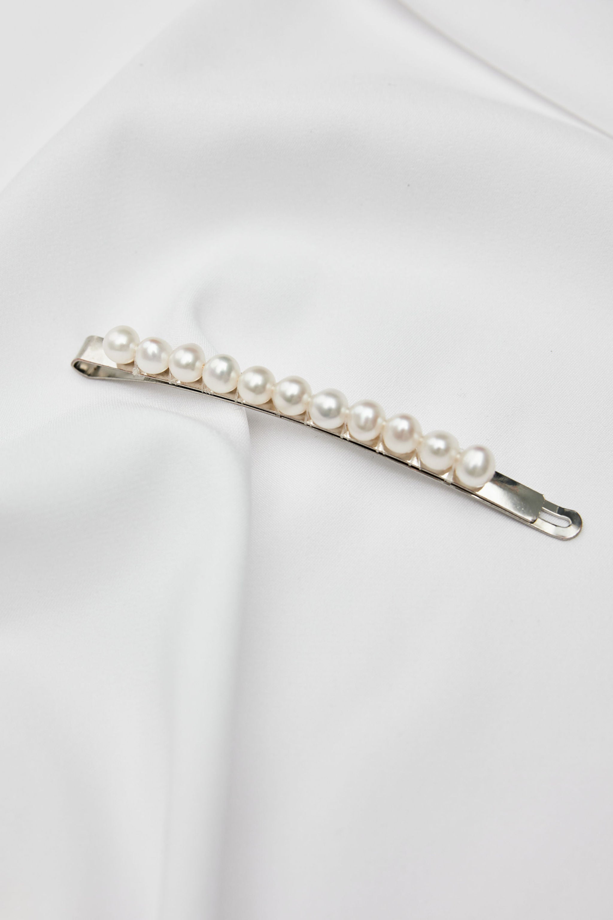 Elegant pearl hair clip wedding in silver, designed for a timeless bridal hairstyle.