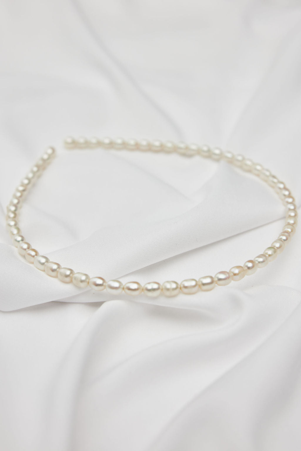 Elegant pearl bridal headband, the perfect wedding hair accessory for modern and classic brides.