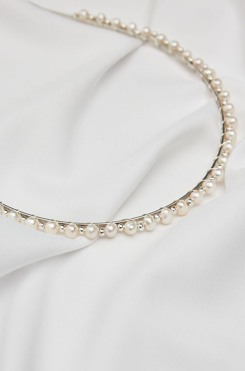 Elegant silver pearl bridal headband, the perfect wedding hair accessory for modern and classic brides.
